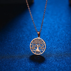 Roségouden Levensboom ketting met een ronde opengewerkte hanger op donkerblauwe basis