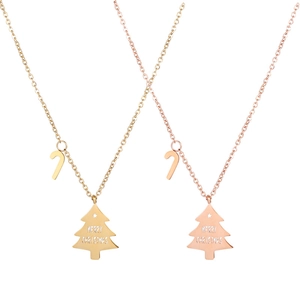 Halskette mit poliertem Weihnachtsbaum-Anhänger in Roségold und Gravur-Detail