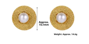 Dettaglio di orecchini vintage in oro opaco con perle e diametro di 16,1 mm