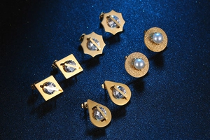 Dettaglio degli orecchini a lobo vintage dorati con perle e cristalli di zircone