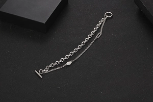 Nahaufnahme des zweischichtigen Silberkettenarmbands mit Metallplättchen und OT-Verschluss