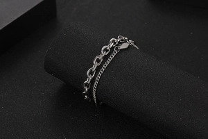 Detailansicht eines doppellagigen silbernen Kettenarmbands mit hexagonalem Anhänger