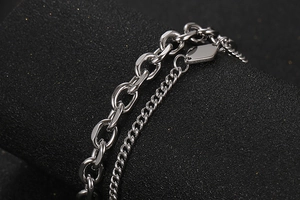 Nahaufnahme eines zweilagigen Gliederkettenarmbands aus Edelstahl mit Anhänger