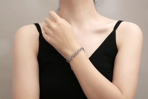 Makroaufnahme eines silbernen Doppelarmbandes mit minimalistischen Industrie-Gliedern