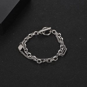 Zweilagiges Silberketten-Armband mit geometrischen Anhängern und O-T-Knebelverschluss