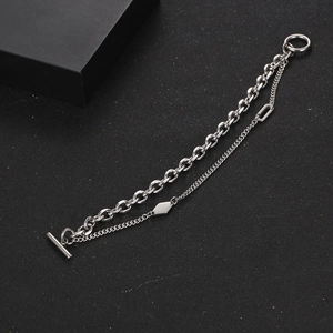 Industrielles doppellagiges Silberarmband mit OT-Verschluss auf schwarzem Hintergrund