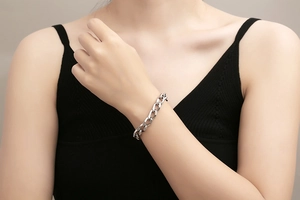 Dettaglio di un bracciale a catena geometrica in acciaio inossidabile sul polso