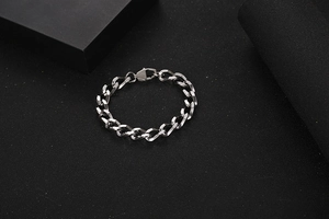 Dettaglio macro del bracciale a catena barbazzale in acciaio con chiusura a moschettone