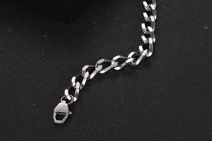 Macro di una catena in acciaio al titanio argento con maglie geometriche e chiusura speciale