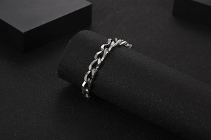 Dettaglio del bracciale a catena piatta Cuban in acciaio inossidabile lucido