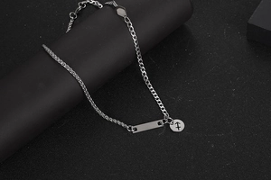 Detalle del collar de acero de titanio con cadenas mixtas y colgante de Sagitario