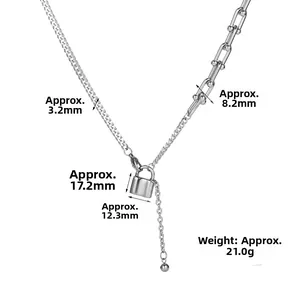 Detalle del collar con cadena de herradura, colgante de candado liso y medidas del producto