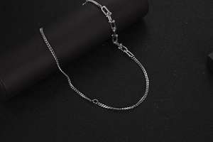 Detalle de collar de cadena plateada asimétrica con eslabones en U de estilo moderno