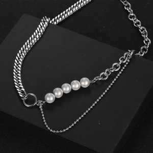Collar mixto de cadena cubana y bolas con cinco perlas blancas sobre fondo negro