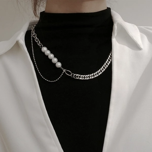 Collar de acero de titanio con cadena asimétrica plateada y cinco perlas blancas en modelo