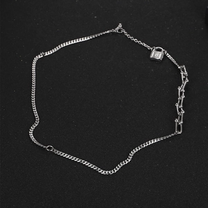 Collar unisex de cadena plateada con diseño de eslabones en U y colgante de candado