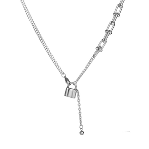 Collar de cadena de eslabones asimétricos con colgante de candado plata en fondo blanco