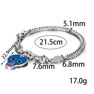 Dettaglio del bracciale a catena punk in acciaio inossidabile con teschio blu e misure