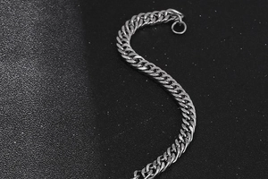 Dettaglio della catena barbazzale in acciaio inossidabile argento con maglie piatte