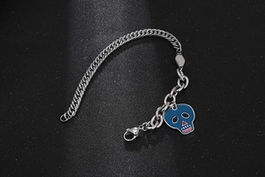 Dettaglio del bracciale a catena mista con ciondolo a teschio in smalto blu
