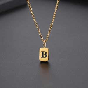 Nahaufnahme des goldenen rechteckigen Anhängers mit graviertem schwarzem Buchstaben B