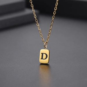 Detailaufnahme des goldenen rechteckigen Buchstabe D Anhängers mit gebürsteter Textur