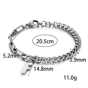 Detail eines Titanstahl-Armbands mit F-Anhänger und technischen Größenangaben zum Schmuck