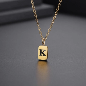 Makroaufnahme einer goldenen Buchstabe K Halskette mit langlebiger Gliederkette
