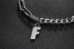 Nahaufnahme des silbernen Gliederkettenarmbands mit einem markanten Buchstaben-F-Anhänger