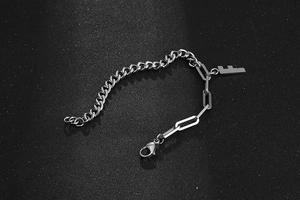 Nahaufnahme von Silber-Armband mit Büroklammer-Gliedern und einem Buchstaben F-Anhänger