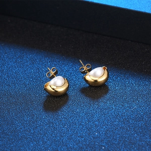 Boucles d'Oreilles Clous en Acier Inoxydable Plaqué Or avec Künstliche Perles Élégance Française Design Vintage Géométrique Femme