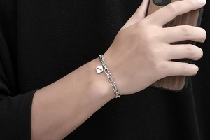 Detailansicht des silbernen Doppelarmbands aus Titanstahl mit graviertem quadratischem Anhänger