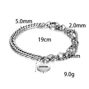 Detail eines Titanstahl-Armbands mit O-Gliederketten und With God Gravur-Anhänger
