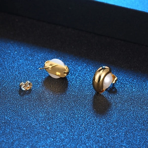 Boucles d'oreilles boules dorées de style français avec perles blanches pour femmes