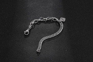 Detail eines Spleiß-Armbands aus Titanstahl in Silber mit Panzer- und Perlenkette