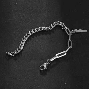 Armband aus Titanstahl mit Bordstein- und Büroklammerkette und Buchstabe F Anhänger