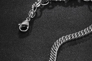 Makro-Detail der polierten silbernen Titanstahl-O-Gliederkette und Karabinerverschluss