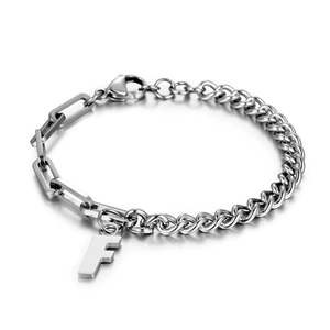 Silbernes Armband aus Titanstahl mit Buchstabe F Anhänger und kühnem Panzerkettendesign