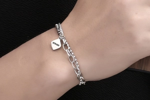 Nahaufnahme zweilagiges Gliederkette Armband aus Titanstahl mit With God Gravur Anhänger