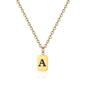 Moderne goldene Halskette mit rechteckigem Anhänger und graviertem Buchstaben A
