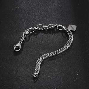 Silbernes Armband aus Titanstahl mit O-Ketten-Design und graviertem quadratischem Anhänger