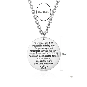 Detail van de zilveren titanium stalen ketting met medaille en afmetingen