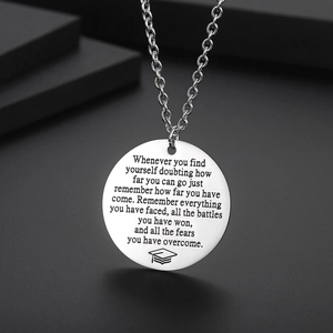 Roestvrijstalen Halsketting Met Inspirerende Quote Ronde Hanger Zilver Afstudeerhoed Gegraveerde Schijfhalsketting Voor Afstudeercadeau