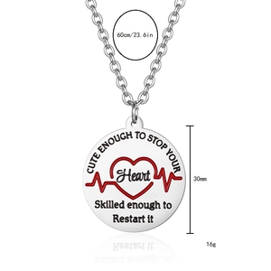 Detail der Herzschlag-Halskette mit Gravur und rotem EKG-Herz auf einer Edelstahlkette