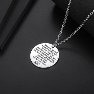 Gepolijste zilveren titanium stalen ketting met gegraveerde ronde hanger op zwart