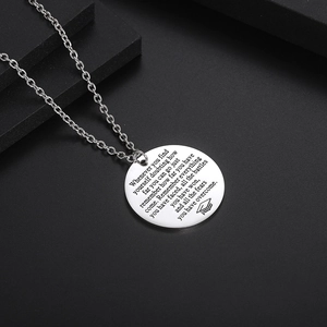 Gepolijste titanium stalen ketting met ronde hanger voorzien van gegraveerde tekst