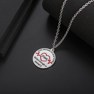 Halskette mit Herzschlag-Anhänger aus Silber und roter EKG-Linie sowie Gravur