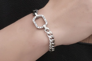 Gros plan d'un bracelet en acier titane avec une plaque gravée de motivation