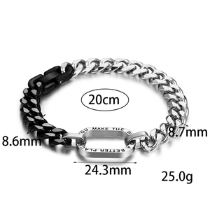 Détail du bracelet chaîne bicolore hip-hop avec maillons gravés en argent et noir poli