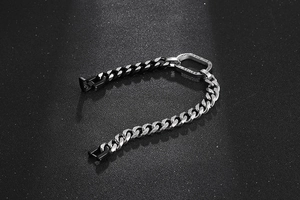 Détail du bracelet gourmette bicolore avec plaque gravée d'une citation inspirante